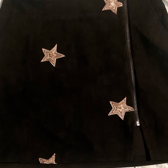 Promesa Soft Suede Stars Skirt Black Size Large
Like New - Picture 9 of 12
